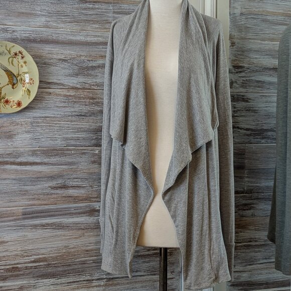 Lilly Pulitzer Sweaters - Lilly Pulitzer Womens Gray Sweater Cardigan Large L with Pockets and Thumb Holes
